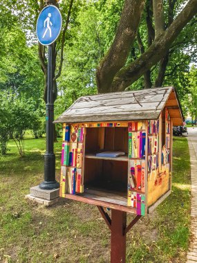 Kiev, Ukrayna - 18 Haziran 2019: Shevchenko Park 'taki sokak kütüphanesi. Ukrayna