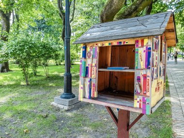 Kiev, Ukrayna - 18 Haziran 2019: Shevchenko Park 'taki sokak kütüphanesi. Ukrayna