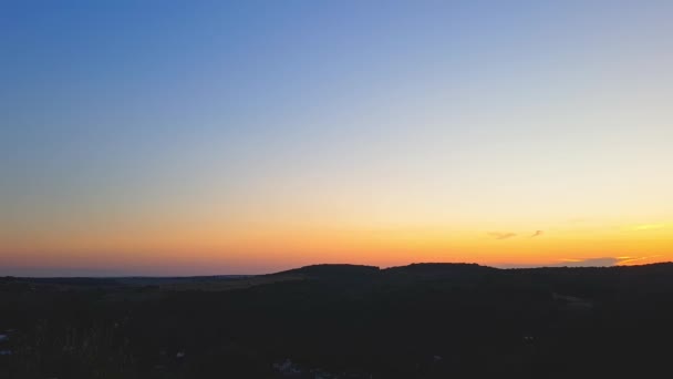 日没に対して山の上に石のクロス。日没の背景を横断します。日没時に山の上の石クリーム — ストック動画
