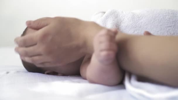 Infant, maternità, sviluppo, infanzia, formazione, pediatria, medicina e concetto di salute primo piano nudo neonato bugie sveglia colpi di mamma prende e bacia la mano su sfondo bianco . — Video Stock