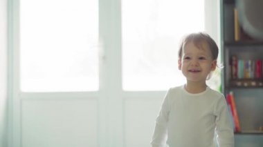 Çocuklar, kutlama, doğum günü, büyük aileler, oyunlar ve eğlence konsepti - farklı yaş ve milletten çocuklar ve gençler pencerenin önündeki geniş odada balonlarla oynuyorlar..