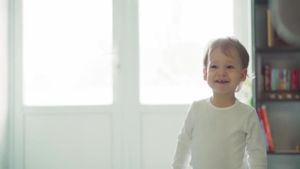 Bambini, festeggiamenti, compleanni, famiglie numerose, giochi e intrattenimento: bambini e ragazzi di età e nazionalità diverse giocano con palloncini in una spaziosa stanza contro la finestra . — Video Stock