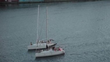 Transprint, rezervuarlar, seyahat, seyrüsefer konsepti - günbatımında Kiev 'de geniş nehir Dinyev' inde iki tekne, yat ve diğer turistik su gemileriyle birlikte yükseklik köprüsü havuzu üzerinden yapılan hava tetkiki.