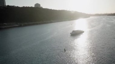 Transprint, rezervuarlar, seyahat, seyrüsefer konsepti - günbatımında Kiev 'de nehir boyunca uzanan geniş nehir Dinyev' de, siluet tekneleri, yatlar ve diğer turistik su gemileriyle yüksek köprü üstü göletlerinden yapılan hava tetkiki..