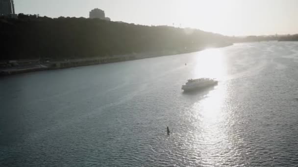 Transprt, přehrady, cestování, navigační koncepce - letecký průzkum z výšky mostu ower rybník se silhoette čluny lodě jachty a jiné turistické vodní lodě na široké řece Dnipro v Kyjevě při západu slunce. — Stock video