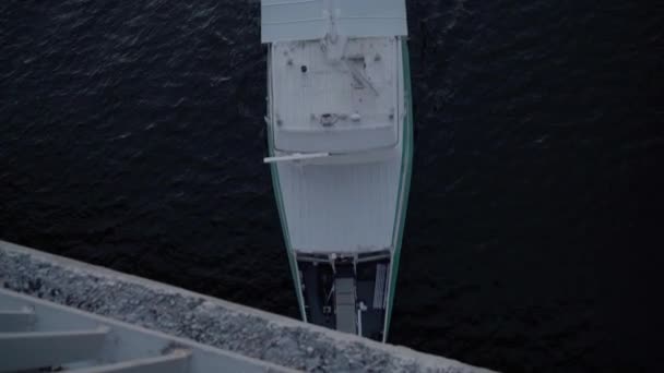 运输船、水库、旅行、航行概念- -日落时在基辅第聂伯河宽河上的架有游艇和其他旅游水船的高架桥船坞的空中勘测. — 图库视频影像