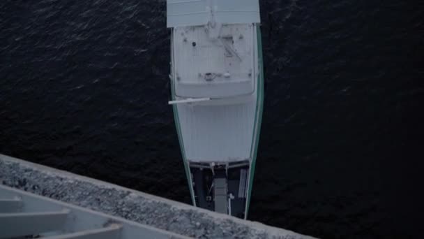 Transprt, embalses, viajes, concepto de navegación - levantamiento aéreo desde el puente de altura estanque de remo con barcos barcos yates y otros buques acuáticos turísticos en el ancho río Dnipro en Kiev al atardecer. — Vídeos de Stock