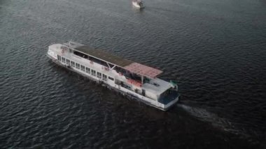 Transprint, rezervuarlar, seyahat, seyrüsefer konsepti - günbatımında Kiev 'de geniş nehir dinamiği üzerinde tekne gemileri, yatlar ve diğer turistik su gemileriyle birlikte yükseklik köprüsü havuzu üzerinden yapılan hava keşfi.