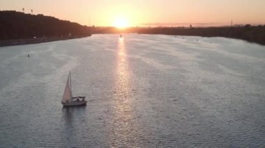 Transprint, rezervuarlar, seyahat, seyrüsefer konsepti - günbatımında Kiev 'de geniş nehir dinamiği üzerinde tekne gemileri, yatlar ve diğer turistik su gemileriyle birlikte yükseklik köprüsü havuzu üzerinden yapılan hava keşfi.