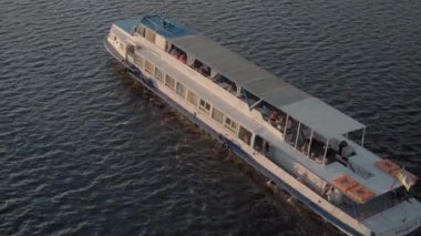 20.07.08 - Kiev, Ukrayna: Transprt, rezervuarlar, seyahat, navigasyon konsepti - tekne gemileri yatları ve günbatımında geniş nehir Dnipro üzerindeki diğer su gemileriyle birlikte yüksek köprü çukur havuzundan yapılan hava tetkiki