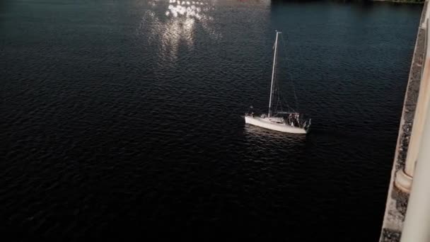 Transprt, reservatórios, viagens, conceito de navegação - levantamento aéreo a partir de ponte de altura lagoa ower com barcos barcos iates e outros navios de água turística no rio Dnipro largo em Kiev ao pôr do sol. — Vídeo de Stock