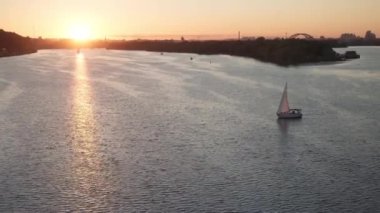 Transprint, rezervuarlar, seyahat, seyrüsefer konsepti - günbatımında Kiev 'de geniş nehir dinamiği üzerinde tekne gemileri, yatlar ve diğer turistik su gemileriyle birlikte yükseklik köprüsü havuzu üzerinden yapılan hava keşfi.