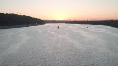 Transprint, rezervuarlar, seyahat, seyrüsefer konsepti - günbatımında Kiev 'de geniş nehir dinamiği üzerinde tekne gemileri, yatlar ve diğer turistik su gemileriyle birlikte yükseklik köprüsü havuzu üzerinden yapılan hava keşfi.