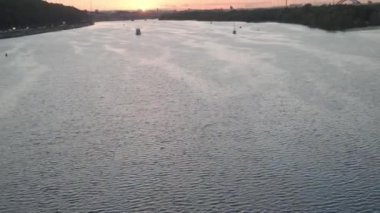 Transprint, rezervuarlar, seyahat, seyrüsefer konsepti - günbatımında Kiev 'de geniş nehir dinamiği üzerinde tekne gemileri, yatlar ve diğer turistik su gemileriyle birlikte yükseklik köprüsü havuzu üzerinden yapılan hava keşfi.