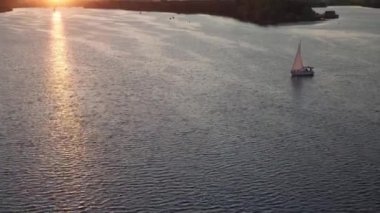 Transprint, rezervuarlar, seyahat, seyrüsefer konsepti - günbatımında Kiev 'de geniş nehir dinamiği üzerinde tekne gemileri, yatlar ve diğer turistik su gemileriyle birlikte yükseklik köprüsü havuzu üzerinden yapılan hava keşfi.