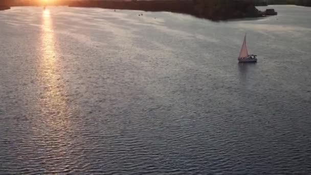 Transprt, zbiorniki wodne, podróże, koncepcja nawigacji - pomiary lotnicze z wysokości mostu ower staw z łodzi statków jachtów i innych statków wodnych turystycznych na szerokiej rzece Dnipro w Kijowie o zachodzie słońca. — Wideo stockowe