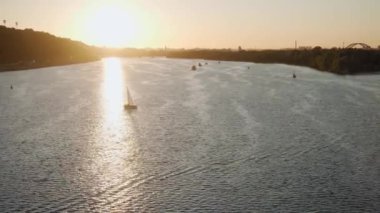 Transprint, rezervuarlar, seyahat, seyrüsefer konsepti - günbatımında Kiev 'de geniş nehir dinamiği üzerinde tekne gemileri, yatlar ve diğer turistik su gemileriyle birlikte yükseklik köprüsü havuzu üzerinden yapılan hava keşfi.