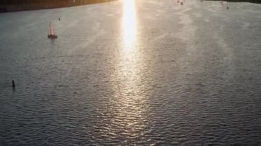Transprint, rezervuarlar, seyahat, seyrüsefer konsepti - günbatımında Kiev 'de geniş nehir dinamiği üzerinde tekne gemileri, yatlar ve diğer turistik su gemileriyle birlikte yükseklik köprüsü havuzu üzerinden yapılan hava keşfi.