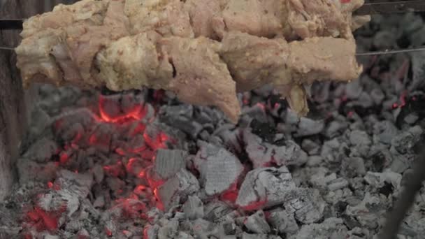 Cafés e restaurantes, culinária, piquenique, conceito de cozinha oriental - carne de porco de close-up e kebab de frango amarrado em espeto fumado e frito em uma grelha em carvão assado. Mão ao ar livre Mens corrige carvão poker — Vídeo de Stock