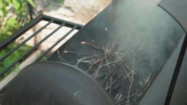 Yemek pişirme, doğu mutfağı, orman yangınları, kundakçılık konsepti - sigara ve sebze kızartmak için siyah metalik ızgarada ateş yakmak ve dışarıda, vahşi hayatın sıcağında dumanla et ve sebze kızartmak..