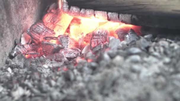 Kochen, orientalische Küche, Waldbrände, Brandschutzkonzept - Anzünden von Feuer und Kohlen in schwarzem Metallgrill zum Räuchern und Braten von Fleisch und Gemüse in der Hitze der Wildtiere im Freien mit Rauch. — Stockvideo