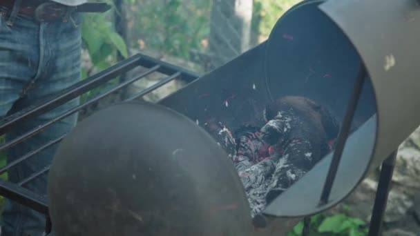 Cucina, cucina orientale, incendi boschivi, incendio doloso - accensione del fuoco e carboni nella griglia metallica nera per affumicare e friggere carne e cibo vegetale nel calore della fauna selvatica all'aperto con il fumo. — Video Stock