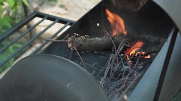 Cucina, cucina orientale, incendi boschivi, incendio doloso - accensione del fuoco e carboni nella griglia metallica nera per affumicare e friggere carne e cibo vegetale nel calore della fauna selvatica all'aperto con il fumo. — Video Stock