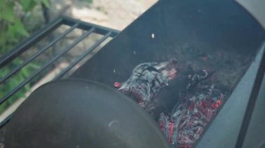 Yemek pişirme, doğu mutfağı, orman yangınları, kundakçılık konsepti - sigara ve sebze kızartmak için siyah metalik ızgarada ateş yakmak ve dışarıda, vahşi hayatın sıcağında dumanla et ve sebze kızartmak..