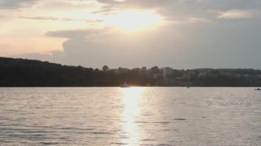 Transprint, rezervuarlar, seyahat, seyrüsefer konsepti - günbatımında Kiev 'de geniş nehir dinamiği üzerinde tekne gemileri, yatlar ve diğer turistik su gemileriyle birlikte yükseklik köprüsü havuzu üzerinden yapılan hava keşfi.