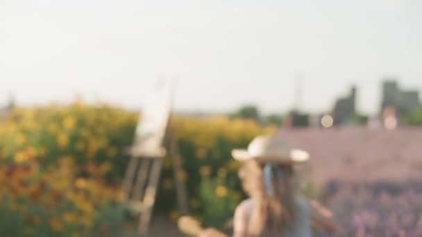 Çocukluk, Provence tarzı bir konsept. Üç küçük çocuk ve kız, yaz akşamından önce sarı kasımpatı lavanta tarlasının yanında çiçeklerin yanında koşar.. — Stok video