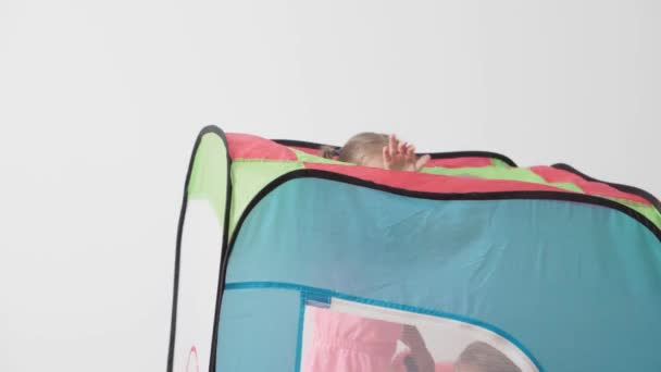 Gyermekkor, játékok, nevelés és fejlesztés koncepció - általános terv a kisgyermekek fiú és a lány az azonos korú játszanak gyermekekkel játék színes sátor sátor sátor sátor sátor sátor sátor gyermekszoba. — Stock videók