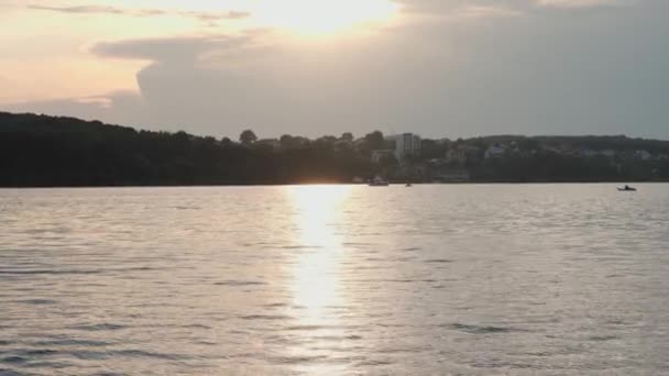 Transprt, embalses, viajes, concepto de navegación - levantamiento aéreo desde el puente de altura estanque de remo con barcos barcos yates y otros buques acuáticos turísticos en el ancho río Dnipro en Kiev al atardecer. — Vídeo de stock