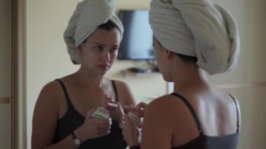 Moda ve güzellik, partiler, kozmetoloji, yaşam tarzı konsepti - makyaj yapan genç, koyu renkli, sıradan bir kız yanaklarını kahverengileştiriyor ve beyaz tuğladan bir arka planda sevimli gülümsüyor.