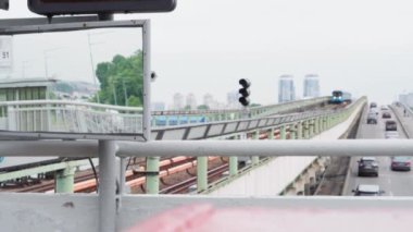 Şehir ulaşımı, seyahat, altyapı, metropol konsepti. Dinyeper Nehri üzerindeki bir köprüden mavi ve sarı bir metro geçiyor..