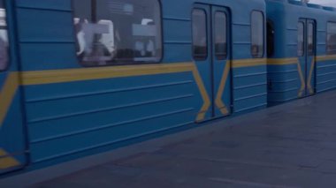Transprint, rezervuarlar, seyahat, seyrüsefer konsepti - günbatımında Kiev 'de geniş nehir dinamiği üzerinde tekne gemileri, yatlar ve diğer turistik su gemileriyle birlikte yükseklik köprüsü havuzu üzerinden yapılan hava keşfi.