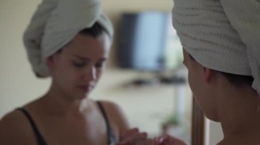 Moda ve güzellik, partiler, kozmetoloji, yaşam tarzı konsepti - makyaj yapan genç, koyu renkli, sıradan bir kız yanaklarını kahverengileştiriyor ve beyaz tuğladan bir arka planda sevimli gülümsüyor.
