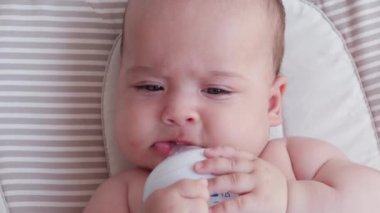 bebeklik, çocukluk, yaz tatili, tıp ve sağlık konsepti - 5 aylık sallanan sandalyede uzanmış, emzik ile şişeden içen uyanık bebek portresi