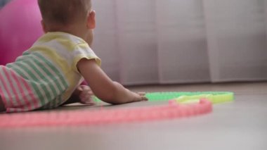 Çocukluk, oyunlar, yetiştirme ve geliştirme konsepti - küçük çocukların genel planı aynı yaşta erkek ve kız çocuklarının oyun odasında oyuncak motorlu arabalarla yarış pisti yapımcılarıyla oynuyorlar.