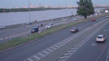 Kiev, Ukrayna -18.05.2020: Geniş Dinyeper nehri yakınlarında birçok araba ve kamyonla otoyolun genel hava fotoğrafçılığı manzarasını planlayın. ulaşım, iletişim, altyapı, kentleşme kavramı