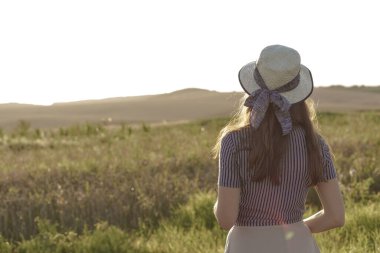 Kadınlık, kaynak stili, mutluluk, doğa, yaz, tatil - saman şapkalı mutlu genç kız Kafkas Slav görünüşü yaz günbatımında lavanta tarlasında gülümsüyor ve dinleniyor. Boşluğu kopyala