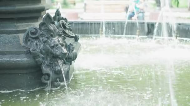 Zbliżenie Fontanna z płytkami w tle. Woda kapie z fontanny. — Wideo stockowe