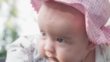 bebeklik, çocukluk, gelişme, yaz tatili, tıp ve sağlık konsepti - Panama 'da sırıtan bir bankta karnı üzerinde uzanan uyanık yeni doğmuş bebek portresi