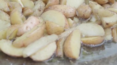 Kafeler ve restoranlar, yemek pişirme, piknik, doğu mutfağı konsepti - patatesleri, kamp ateşi üzerinde pişirmek için büyük bir tavada ahşap spatulayla karıştırmak: et, sebze diğer yemekler.