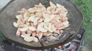 Kafeler ve restoranlar, yemek pişirme, piknik, doğu mutfağı konsepti - kamp ateşi üzerinde yemek pişirmek için büyük patates serpiştirme kapları: et, sebze, balık diğer yemekler.