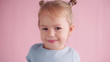 çocukluk, kutlama, doğum günü, oyun konsepti - yakın plan sarı saçlı, mavi elbiseli kız kameraya bakıyor ve farklı duygular gösteriyor.