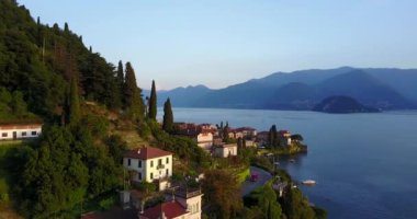 dantel como, İtalya. Como Gölü'nün ve dağ manzaralı bir İtalyan kasabasında uçan