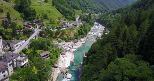 Vídeo Aéreo Lavertezzo Suiza Montañas Bosque Cascada — Vídeo de stock