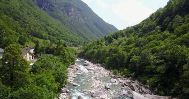 Vídeo Aéreo Lavertezzo Suiza Vista Del Río Verzasca Con Rocas — Vídeo de stock