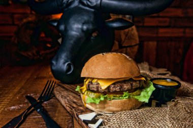 Sığır eti burger rustik tarzı patates kızartması ile  