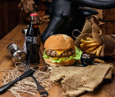 Sığır eti burger patates rustik tarzı kumaş ve ahşap tablo